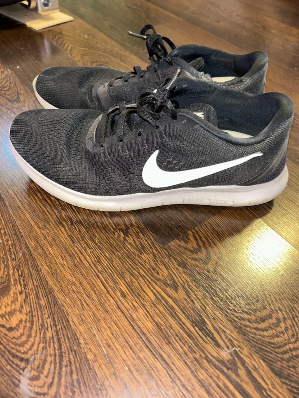 Nike Black and White Lightweight - Picture 2 of 5